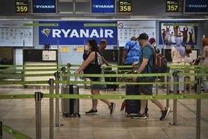 Imagen de archivo de mostradores de Ryanair en un aeropuerto. EFE/ Fernando Villar