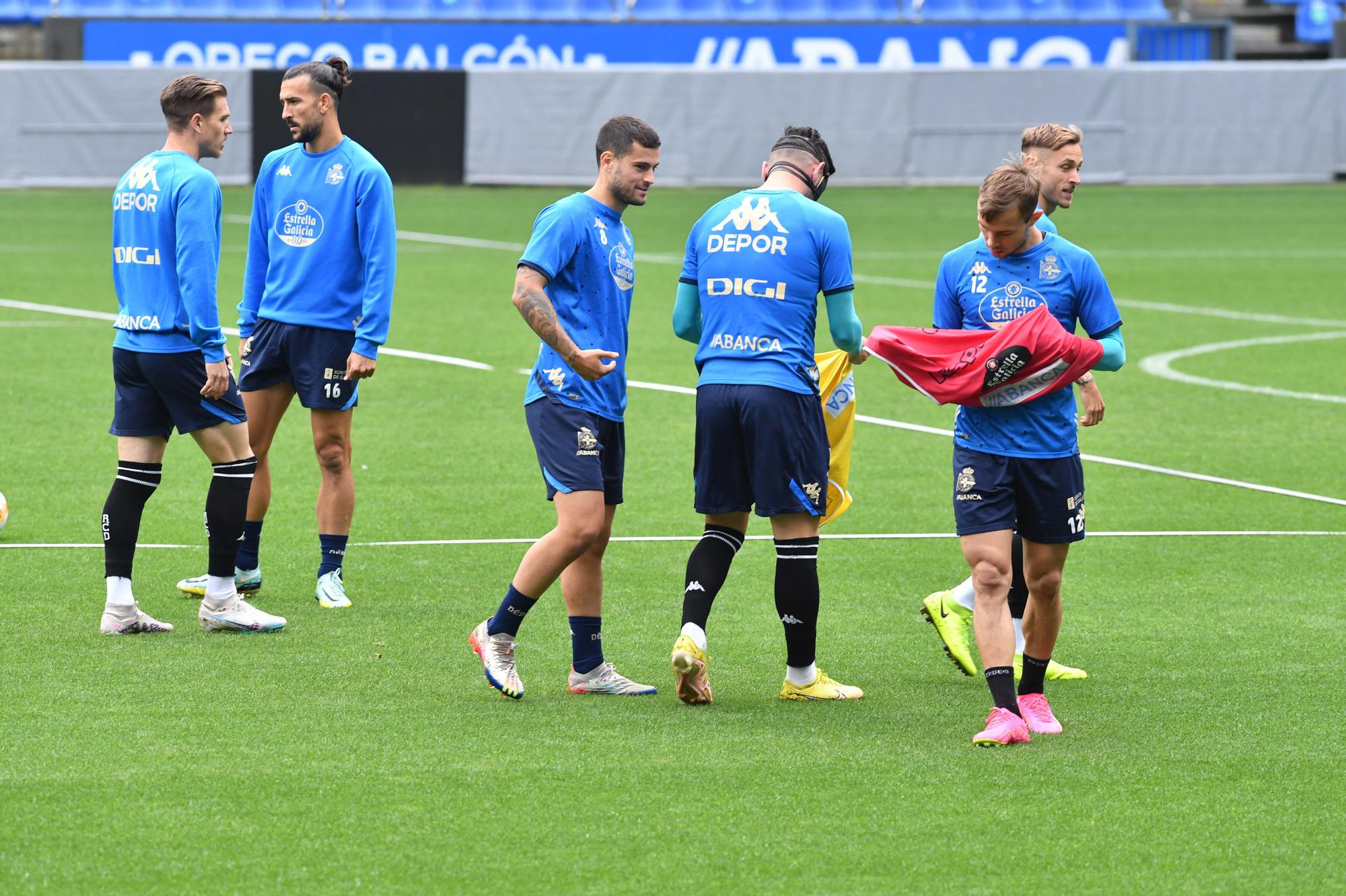 Lucas y Quiles entrenan con máscaras en Riazor