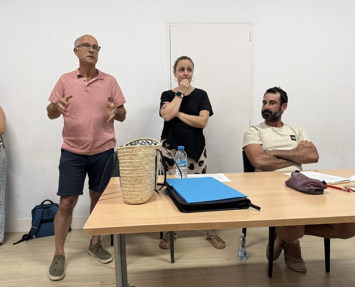 Algunos de los vecinos afectados que intervinieron en la reunión.