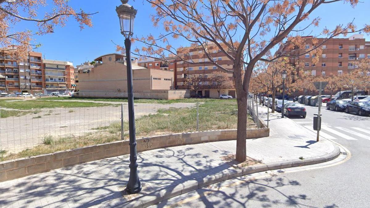 Solares en la calle Crisóstomo con Senda del Secanet