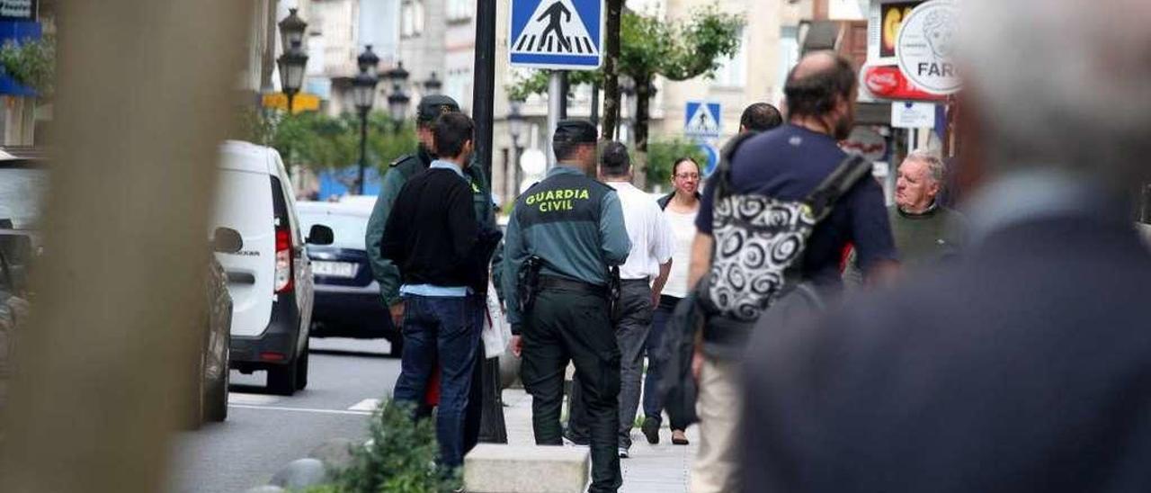 La Guardia Civil patrulla por las calles de A Estrada durante una feria reciente. // Bernabé