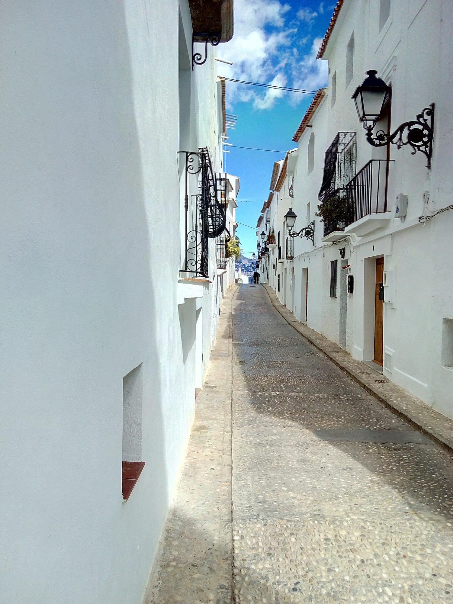 Altea presume de angostas calles blancas de piedra repletas de encanto.