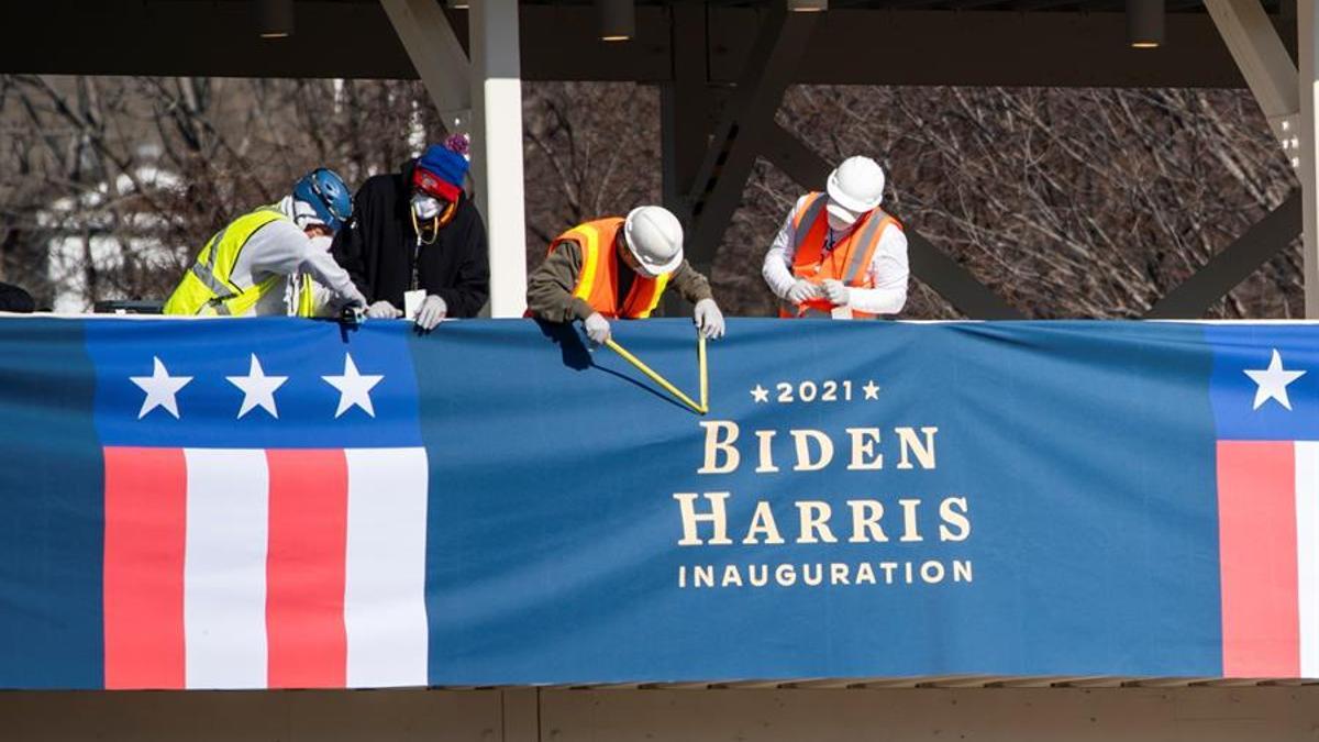 Varios operarios, durante los preparativos de la toma de posesión de Biden.