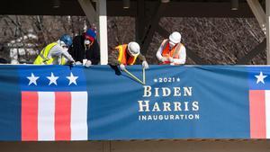 Varios operarios, durante los preparativos de la toma de posesión de Biden.