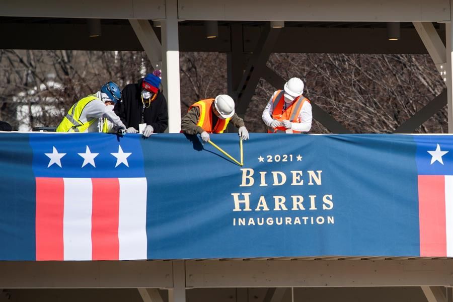 Varios operarios, durante los preparativos de la toma de posesión de Biden.