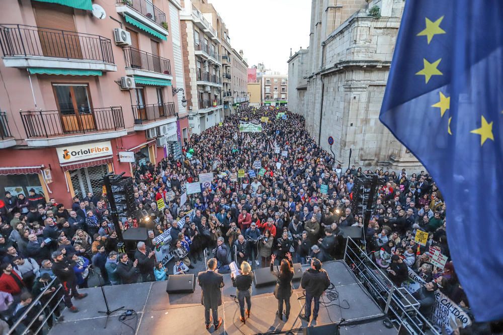 Veinte mil personas reclamaron ayer en las calles de Orihuela la derogación de la ley de Plurilingüismo