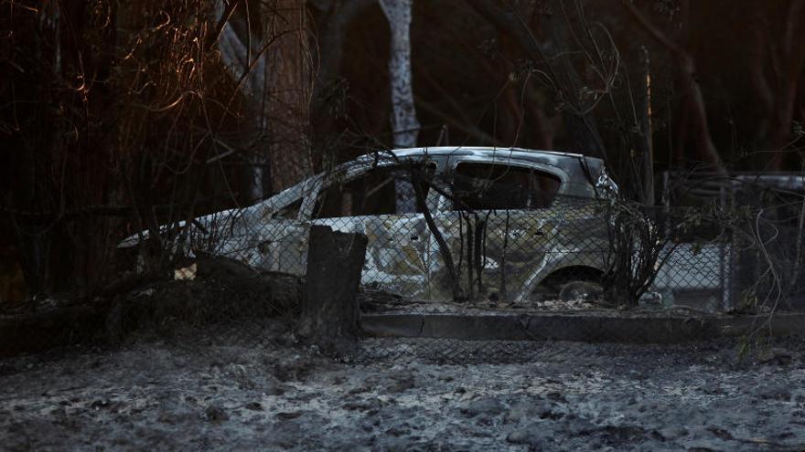 Un coche calcinado en el camping de Doñana.