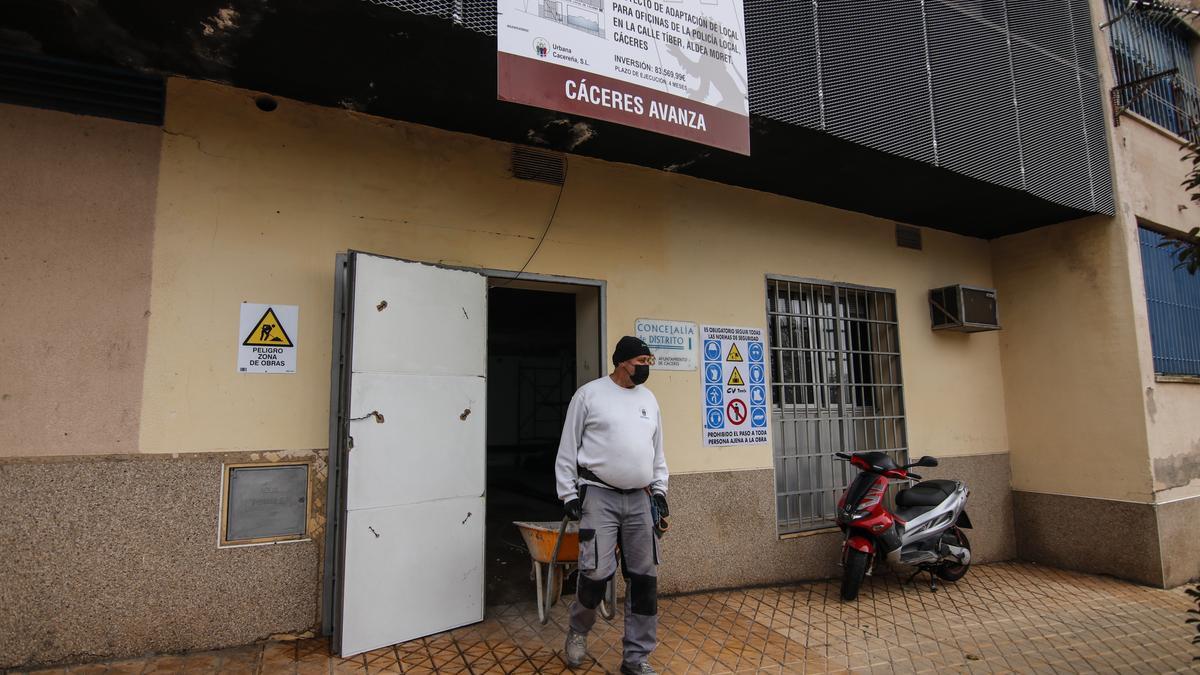 Un operario trabaja en las obras para acondicionar el cuartel de la Policía Local en Aldea Moret.