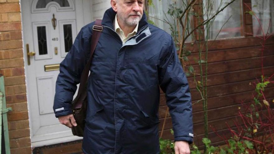 El líder laborista, Jeremy Corbyn, saliendo ayer de su casa, en Londres.