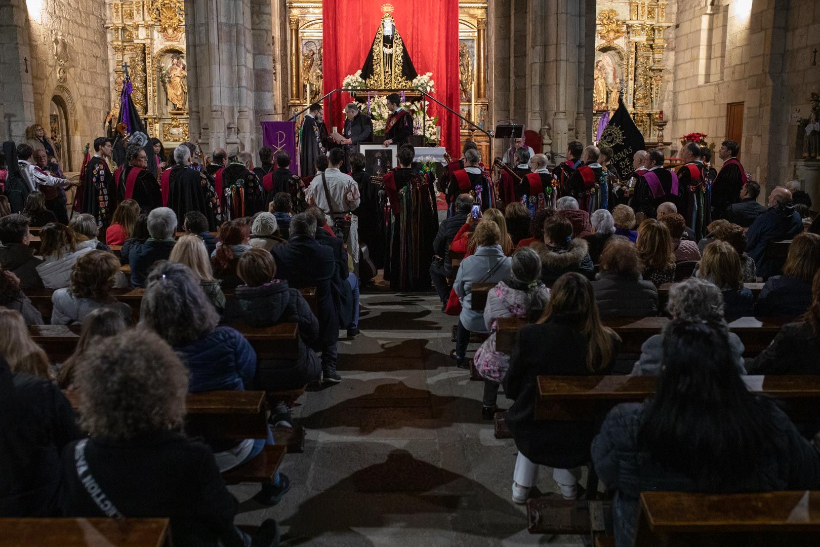 GALERIA | Entrada de nuevos hermanos en la cofradía de Jesús Nazareno