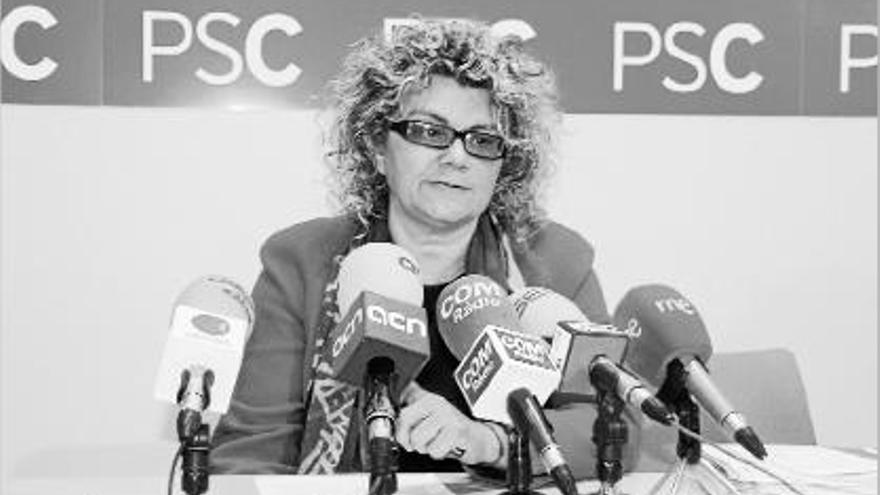 L&#039;exconsellera de Salut, Marina Geli, a la seu del PSC a Girona.