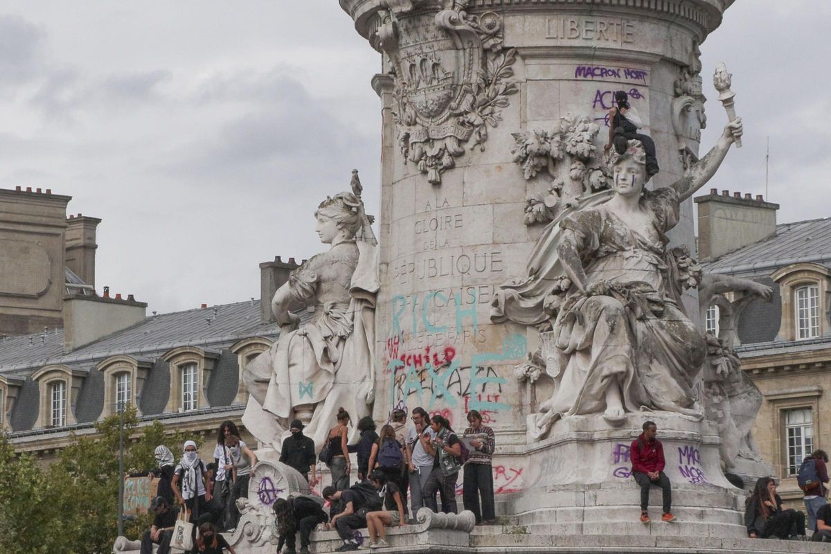 França s’instal·la en la crisi