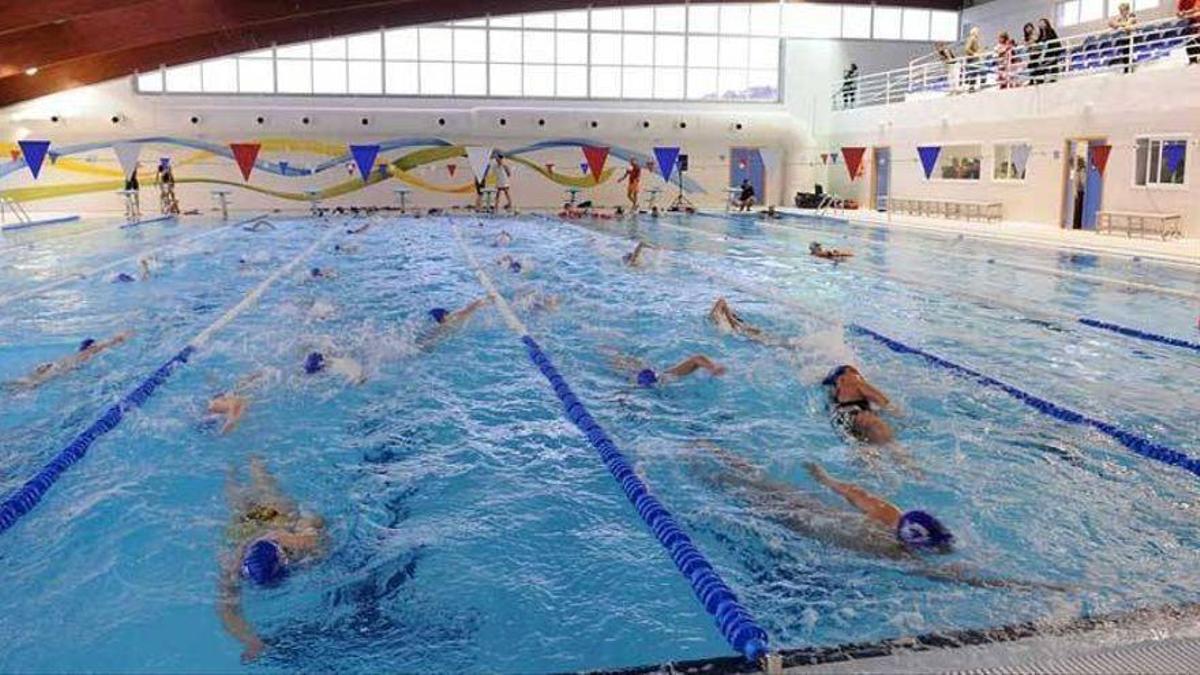 UP Plasencia critica el cierre de la piscina bioclimática por las tardes.