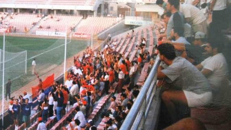 Vista del fondo con los seguidores rojillos. // FDV