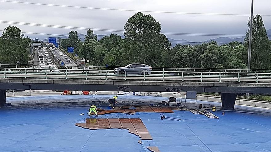 La rotonda del mapamundi toma forma en Lugones: los operarios ya colocan las planchas de acero que representan los continentes