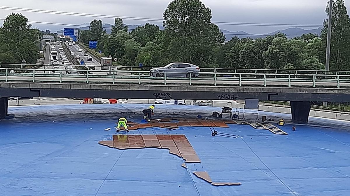 Operarios, este martes, montando las primeras placas del mapamundi.