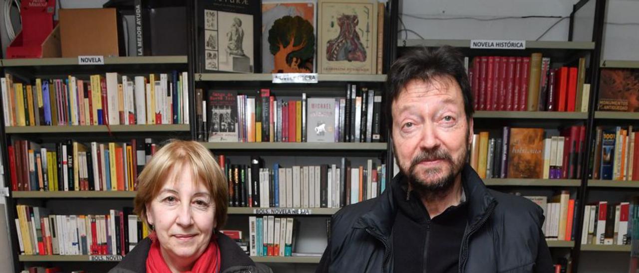 Suso Carballido e Pilar Sanjurjo, na súa librería.