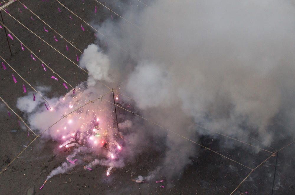 Primera mascletá de las Hogueras del 90 aniversario.