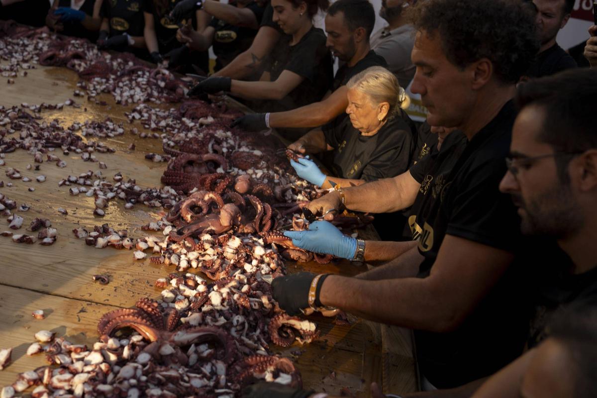 Manos expertas elaboran con sabiduría las raciones de pulpo, que sumaron 1.800 para la tapa gigante.