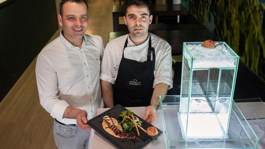 César Álvarez y Daniel Dobarro, con el helado de pulpo. //  B. L.