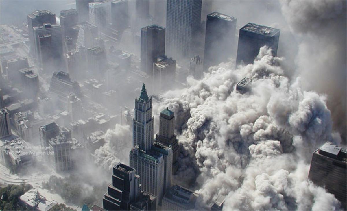 Vista aérea de la isla de Manhattan envuelta en humo y cenizas después del atentado contra el World Trade Center.