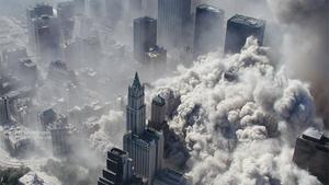 Vista aérea de la isla de Manhattan envuelta en humo y cenizas después del atentado contra el World Trade Center.
