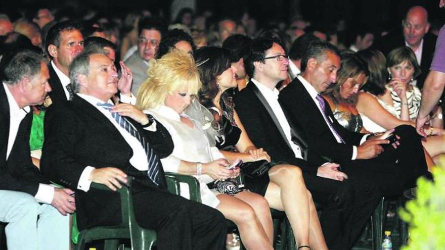 Rus, su esposa, la nueva portavoz Masip, su marido y Parra, anteanoche, en la inauguración de la Fira
