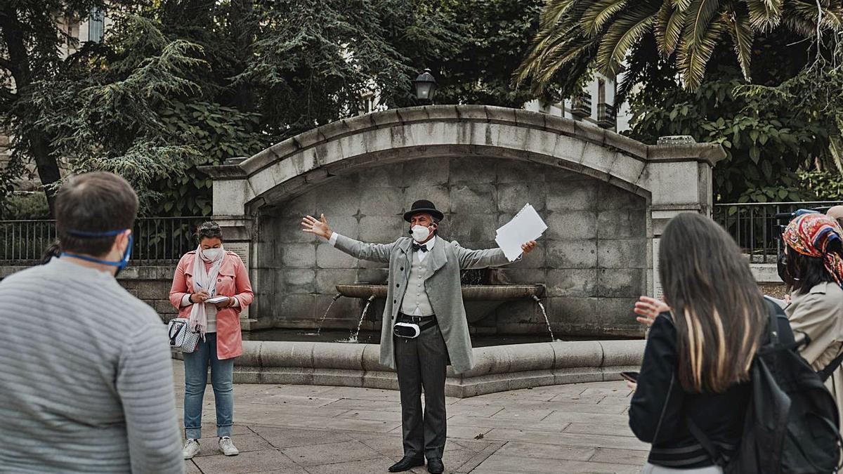 El guía Suso Martínez, durante la visita teatralizada por la Ciudad Vieja