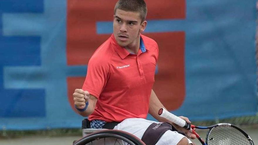 Martín de la Puente festeja su victoria en uno de los partidos del Open de Sion. // FDV