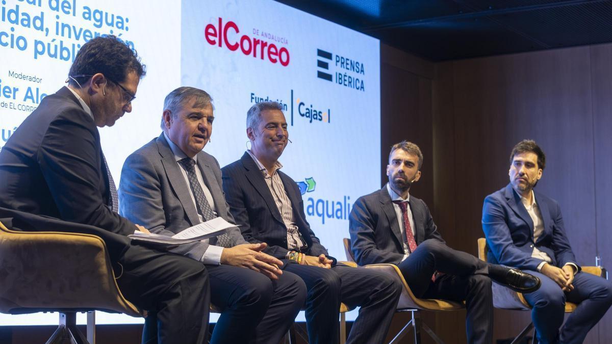 De izquierda a derecha, Joaquín García, de Emasesa; Emilio Fernández, de Aqualia; José Antonio Hidalgo, de la Diputación de Sevilla; e Iván Lozares-Estany, de Airbus.