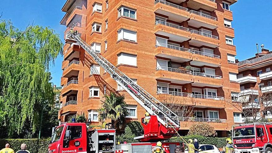 Els bombers apagant l&#039;incendi al balcó