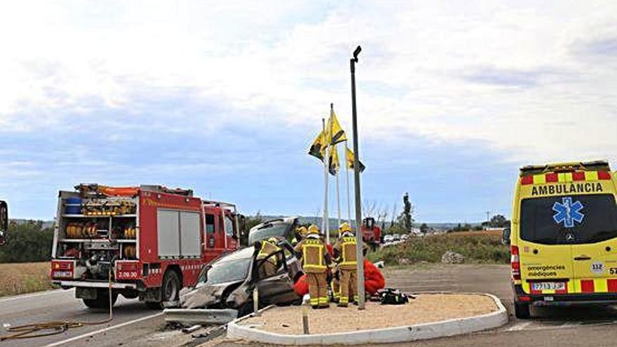 Els serveis d&#039;emergència treballant al lloc de l&#039;accident.