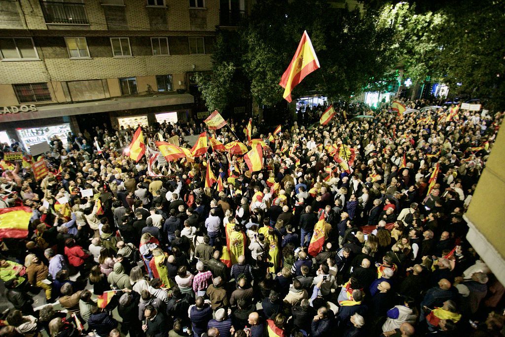 Cientos de manifestantes vuelven a asediar la sede del PSOE en Murcia