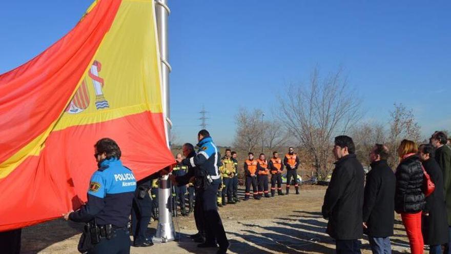 Instal·lació d&#039;una gran bandera d&#039;Espanya a Alcorcón l&#039;any 2017