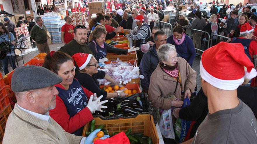 Ambiente navideño, a pesar de todo, en la caseta de los Ángeles Malagueños.