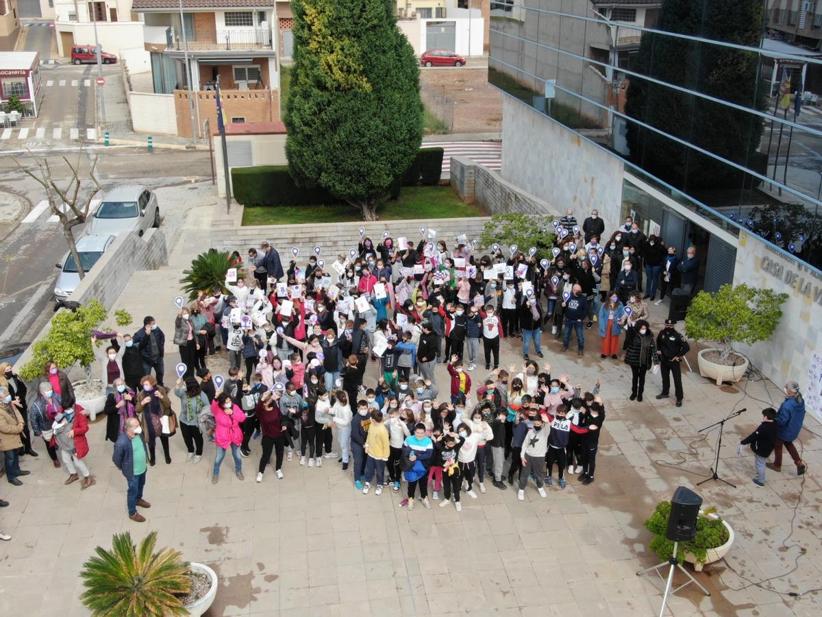 Foto de familia de los asistentes al acto institucional en Almenara.