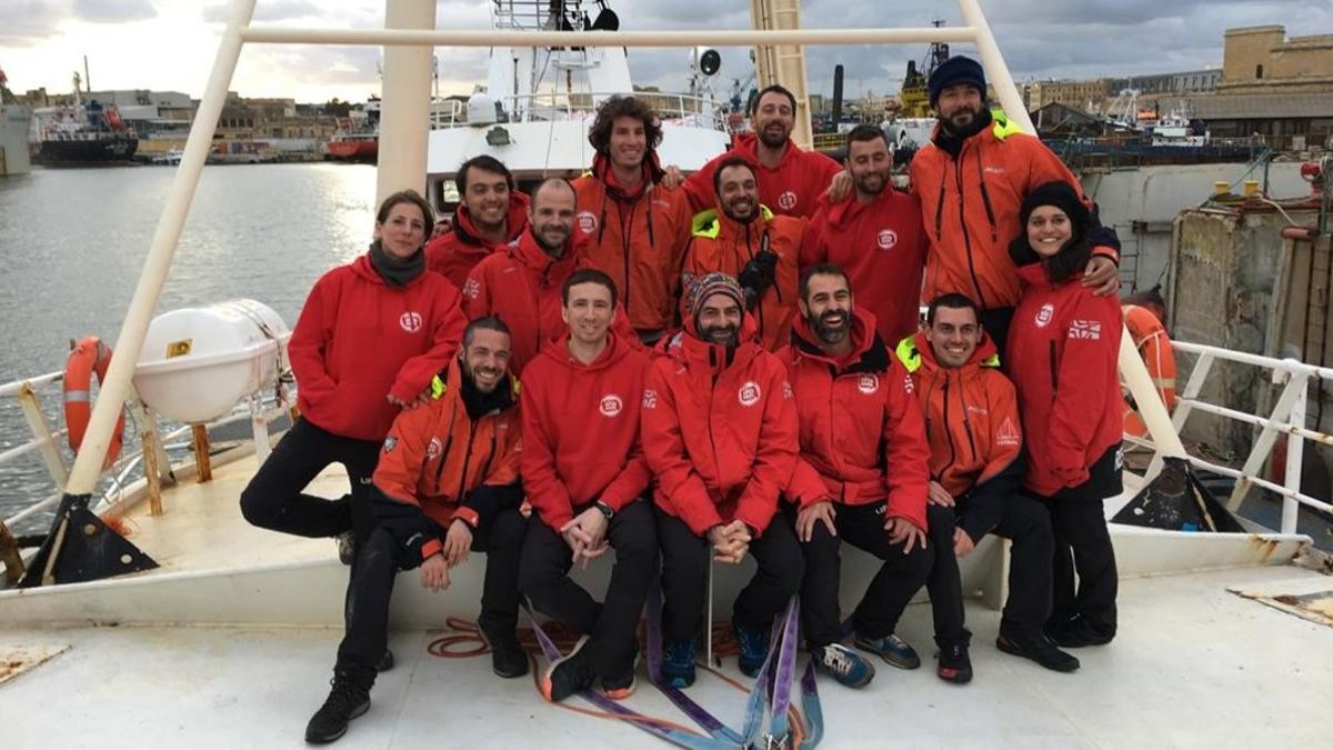 Tripulación de la 11ª misión de Open Arms en el rescate de inmigrantes en el Mediterráneo central.