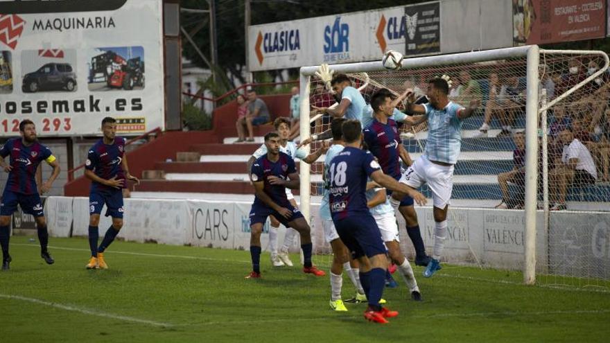 El Alzira defiende una jugada a balón parado. | JOSÉ GÓMEZ