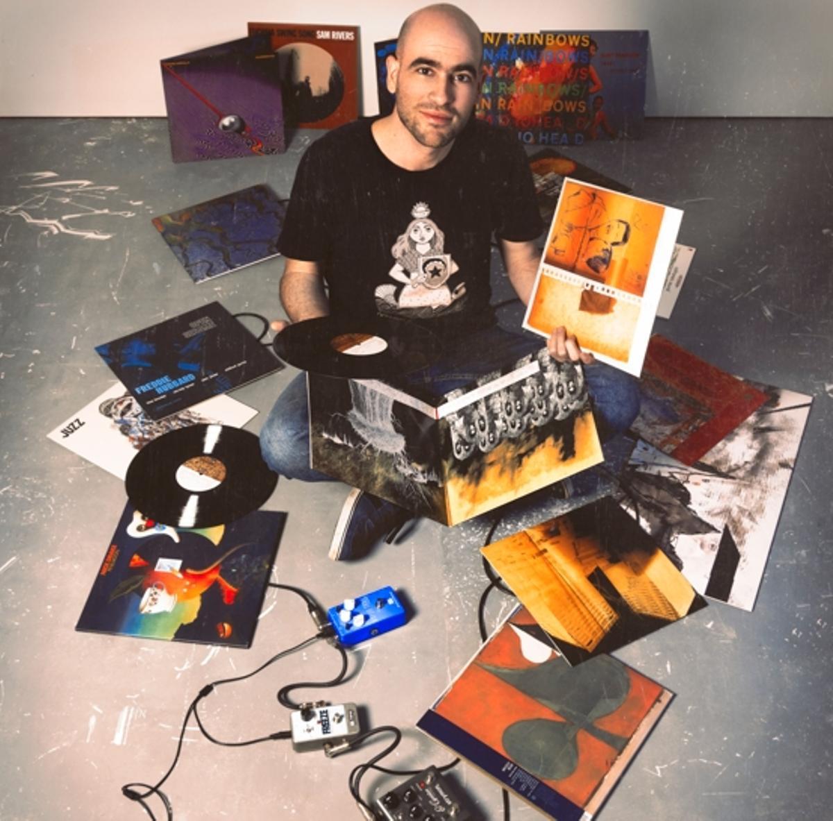O músico cangués Xan Campos rodeado de discos de vinilo.