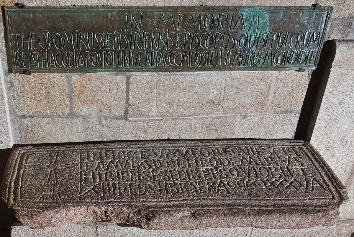 A lauda de Teodomiro, unha das máis antigas de Santiago, está tallada en granito