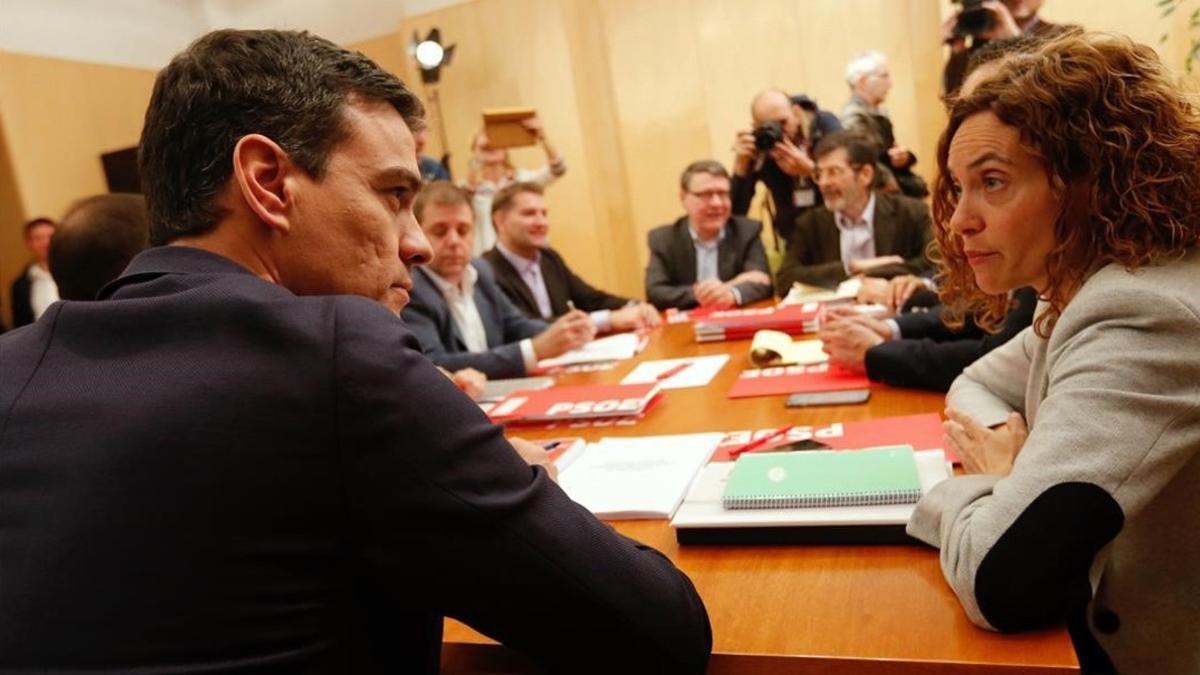 Pedro Sánchez, reunido con el equipo negociador del PSOE, este viernes en el Congreso.