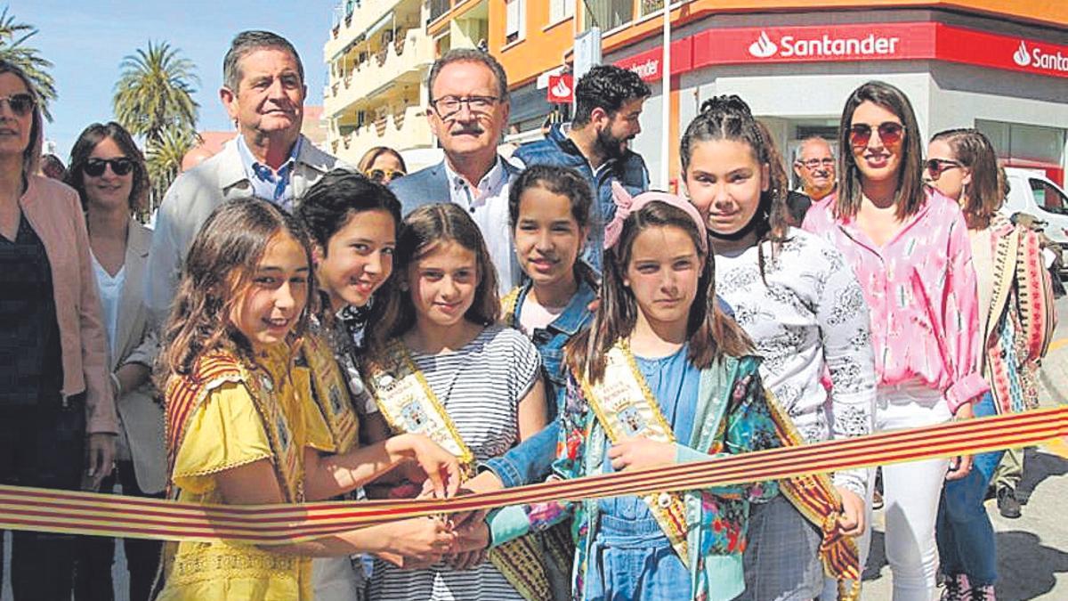 Autoridades y festeras visitaron la feria y se deleitaron con los productos.