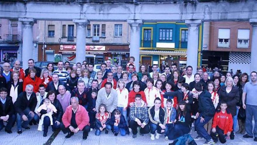 Componentes de la peña La Laguna, delante de su sede social, ayer, antes de celebrar la espicha.