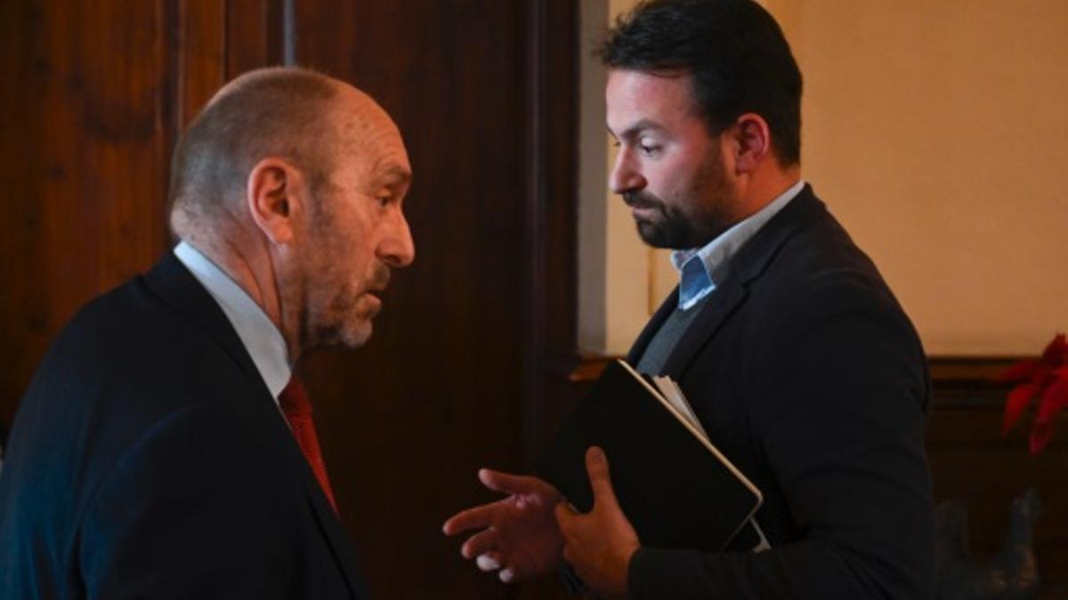 Juan Cofiño, presidente de la Junta, ante Álvaro Queipo, presidente y portavoz del PP.