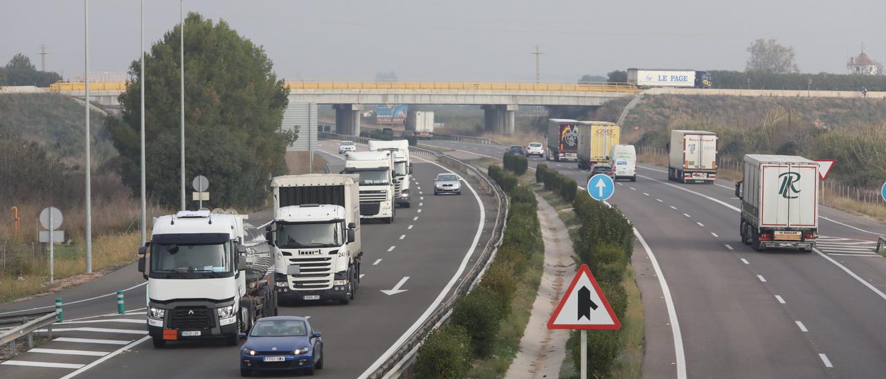 Tráfico de camiones por la autopista AP-7 a la altura de Almenara.