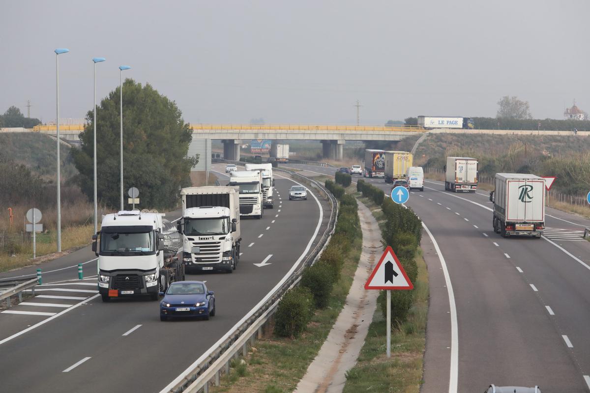 Tráfico de camiones por la autopista AP-7 a la altura de Almenara.