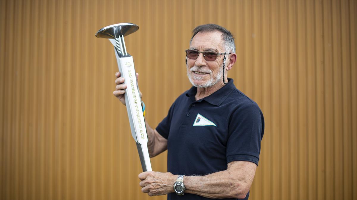 JOSE MANUEL PELÁEZ CON SU ANTORCHA OLIMPICA EN NAVIA