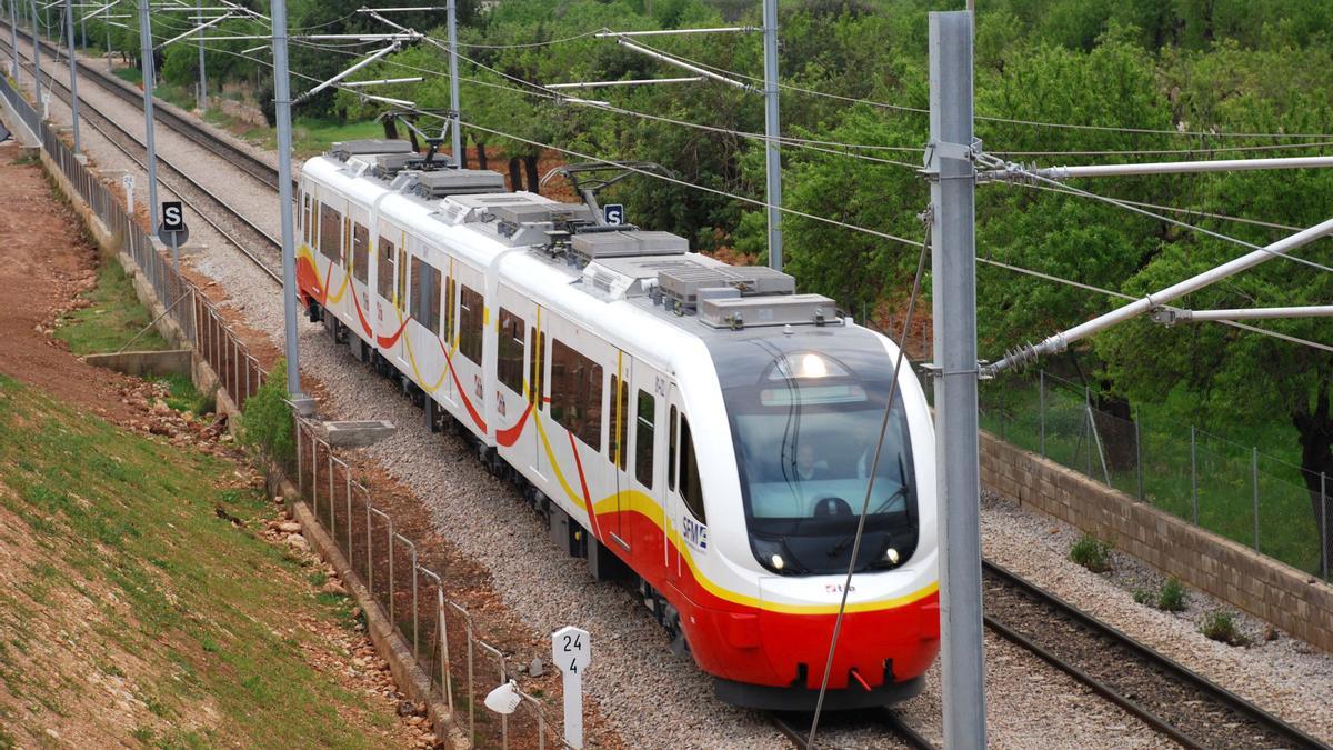 Un tren circula por el corredor entre Palma e Inca.