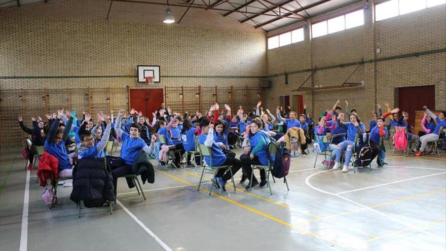 Los escolares se divierten conociendo el pueblo