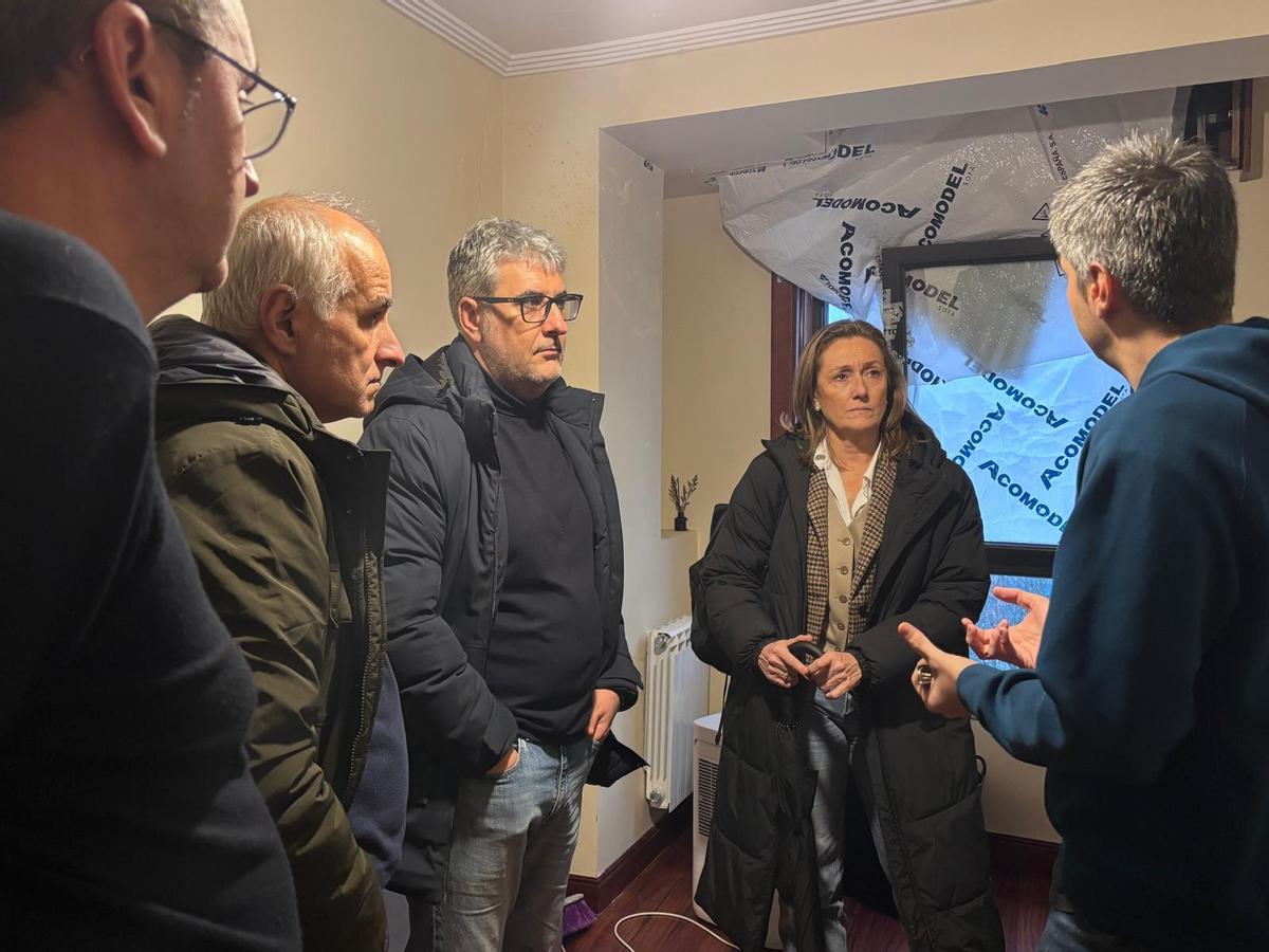 Sánchez, durante una visita a las viviendas.